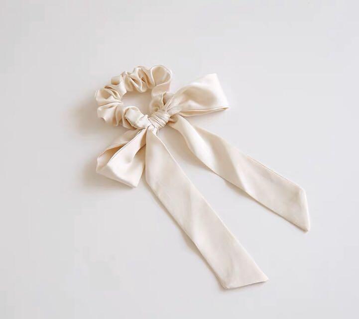 Bow scrunchie (Category: Hair Accessories) located in Singapore. Submitted by hye2832 (Listing ID 1083982269, Image 2). Description: Bow scrunchies in champagne & pale pink $1.50 each.