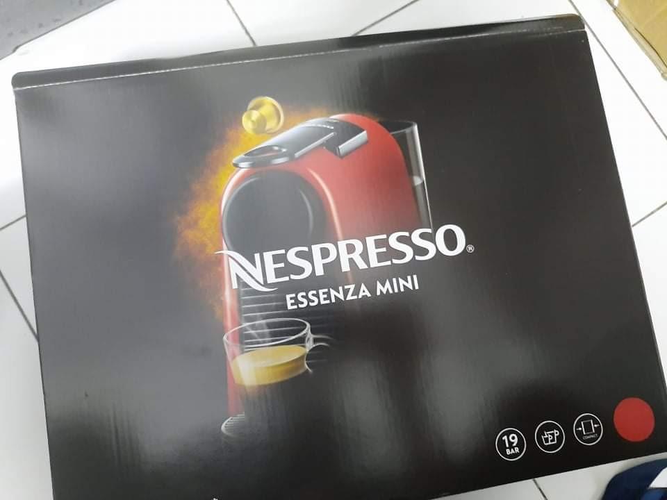 NESPRESSO ESSENZA MINI with frother and 1 box starbucks pods, TV & Home