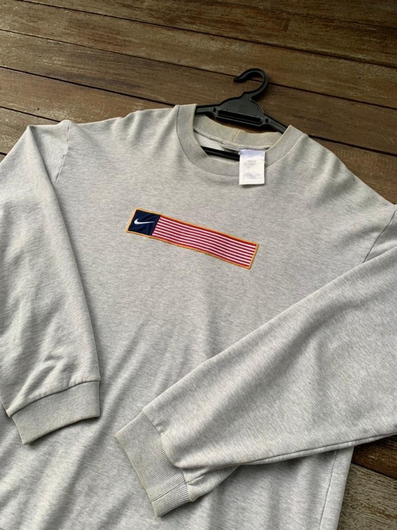 Nike box best sale logo sweatshirt