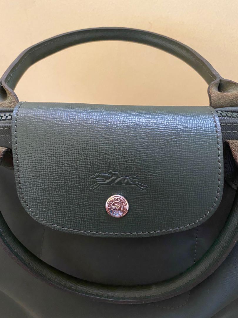 Preloved Longchamp (Category: Cross-body Bags) located in Paranaque City. Submitted by 8treasures (Listing ID 1083996412, Image 2). Description: - PLS SEE PHOTOS FOR FLAWS - Personal use - 8/10 condition with minimal signs of use.