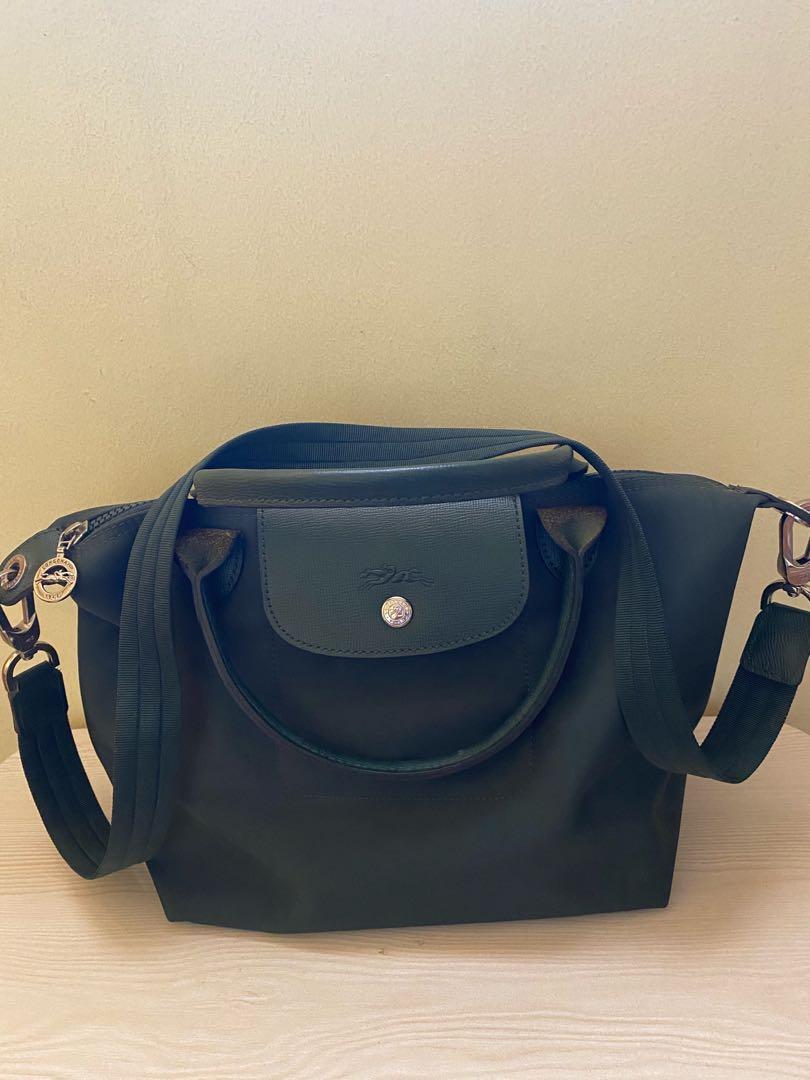 Preloved Longchamp (Category: Cross-body Bags) located in Paranaque City. Submitted by 8treasures (Listing ID 1083996412, Image 3). Description: - PLS SEE PHOTOS FOR FLAWS - Personal use - 8/10 condition with minimal signs of use.