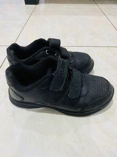 Sepatu hitam sekolah anak
