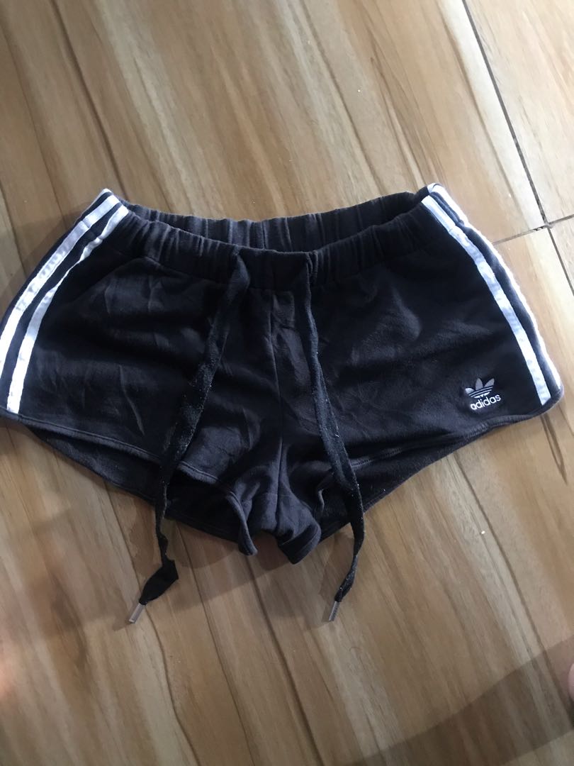 péndulo partido Democrático Tristemente Authentic Adidas sexy short, Women's Fashion, Bottoms, Shorts on Carousell