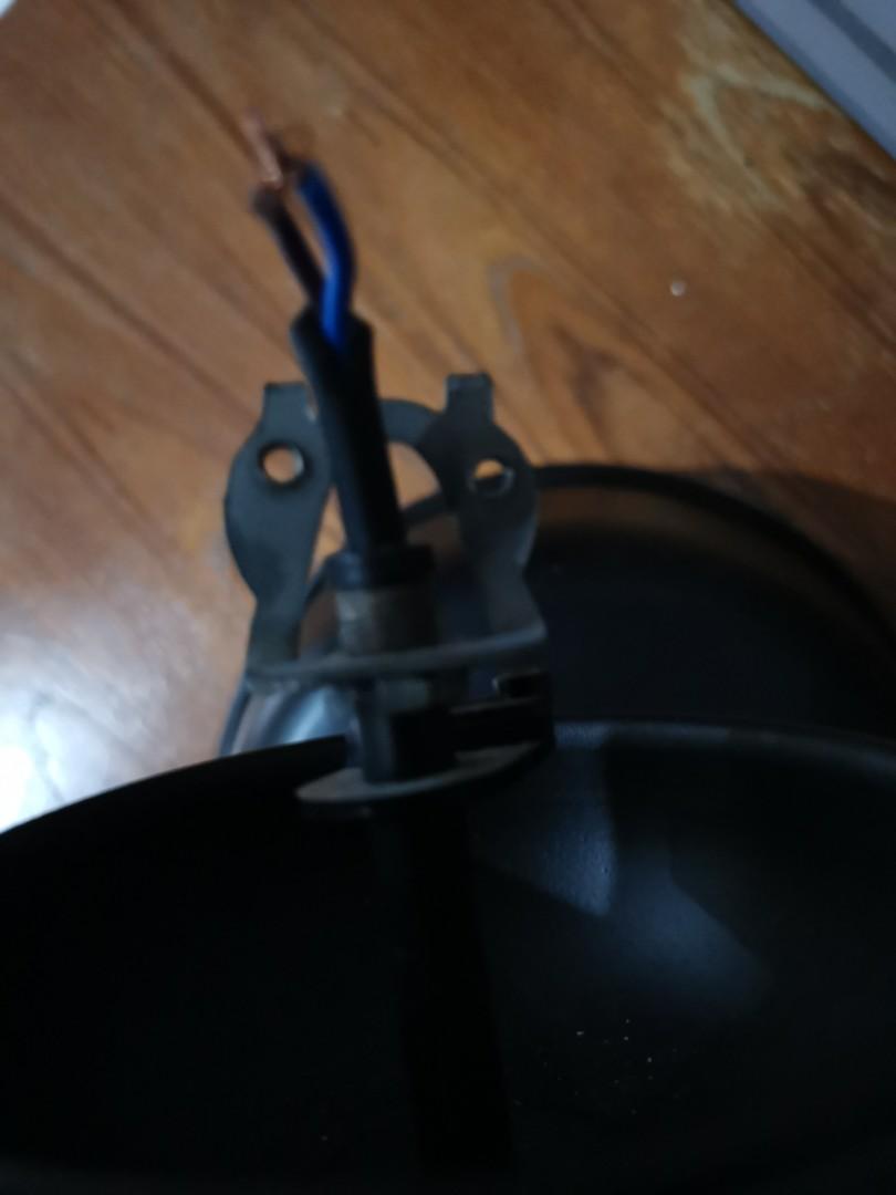 Ceiling light (Category: Lighting) located in Singapore. Submitted by bat29dan (Listing ID 1084250714, Image 3). Description: Need to get the hook.