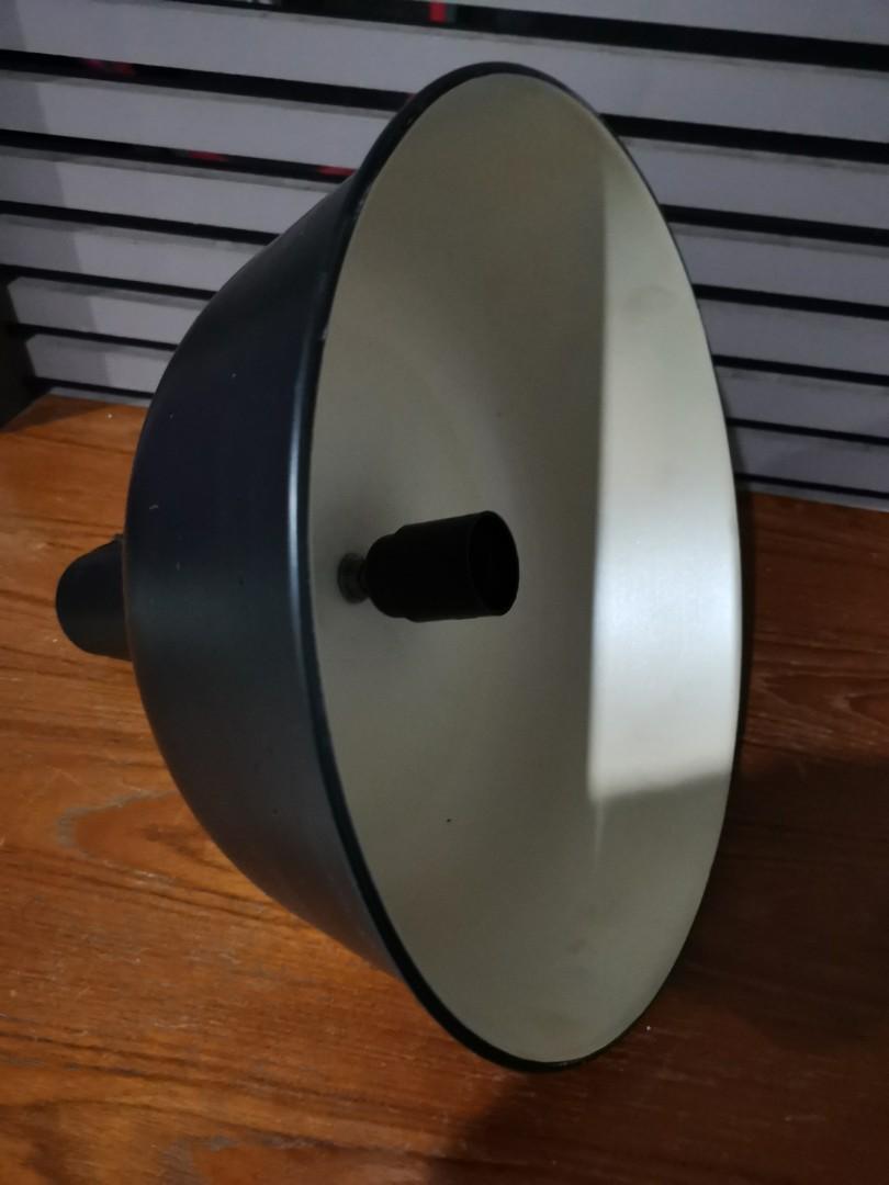 Ceiling light (Category: Lighting) located in Singapore. Submitted by bat29dan (Listing ID 1084250714, Image 2). Description: Need to get the hook.