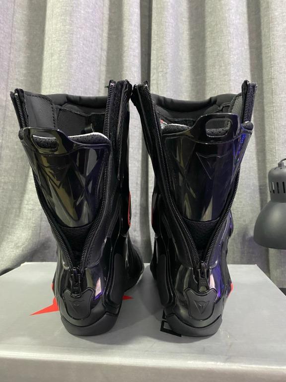Course d1 deals out boots