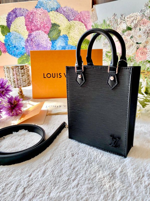 Le petit sac plat Louis Vuitton