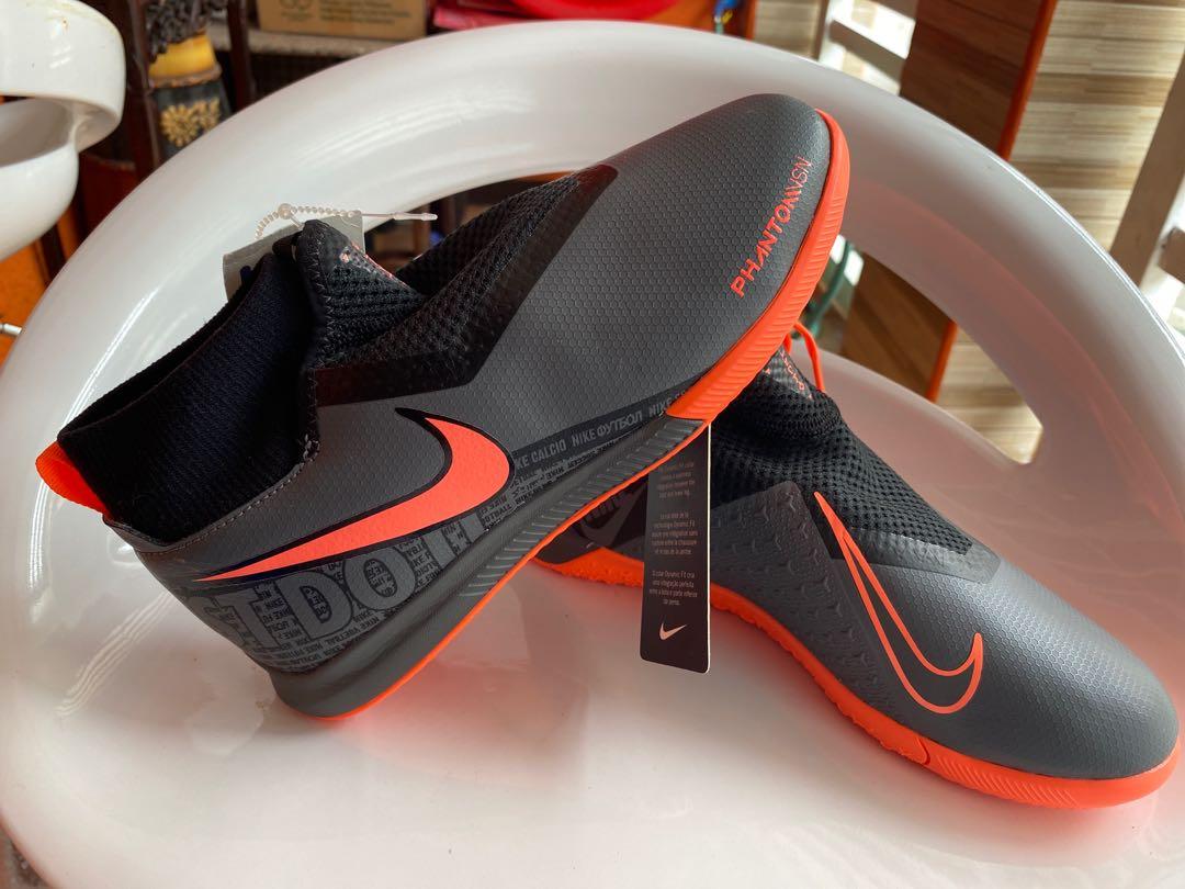 Nike Phantom Vision Academy Dynamic Fit US 5.5' 100% original (Category: Sneakers) located in Cabuyao City. Submitted by nicoleecloset (Listing ID 1084115127, Image 2). Description: -Nike Phantom Vision Academy Dynamic Fit IC แท้มือ1 Visit ฿3,390.00 THB* · In stock · Brand: Nike(ไนกี้) -Nike Phantom Vision Academy Dynamic Fit IC , -ให้สัมผัสแม่นยำเพื่อคว้าชัยในสนามขนาดเล็กทุกเกมที่ลงแข่ง ด้วยระบบร้อยเชือกรองเท้า Ghost Lace .. .