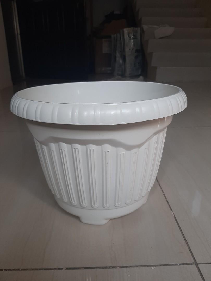 White Plastic Pots 10"dia x 8"H (Category: Pots & Planters) located in Del Monte. Submitted by parcelsun (Listing ID 1084168135, Image 1). Description: White plastic pots 10" dia. x 8" height. We offer wholesale price depending on order qty. We deliver to NCR plus ONLY. We accept COD w/minimal SF ..