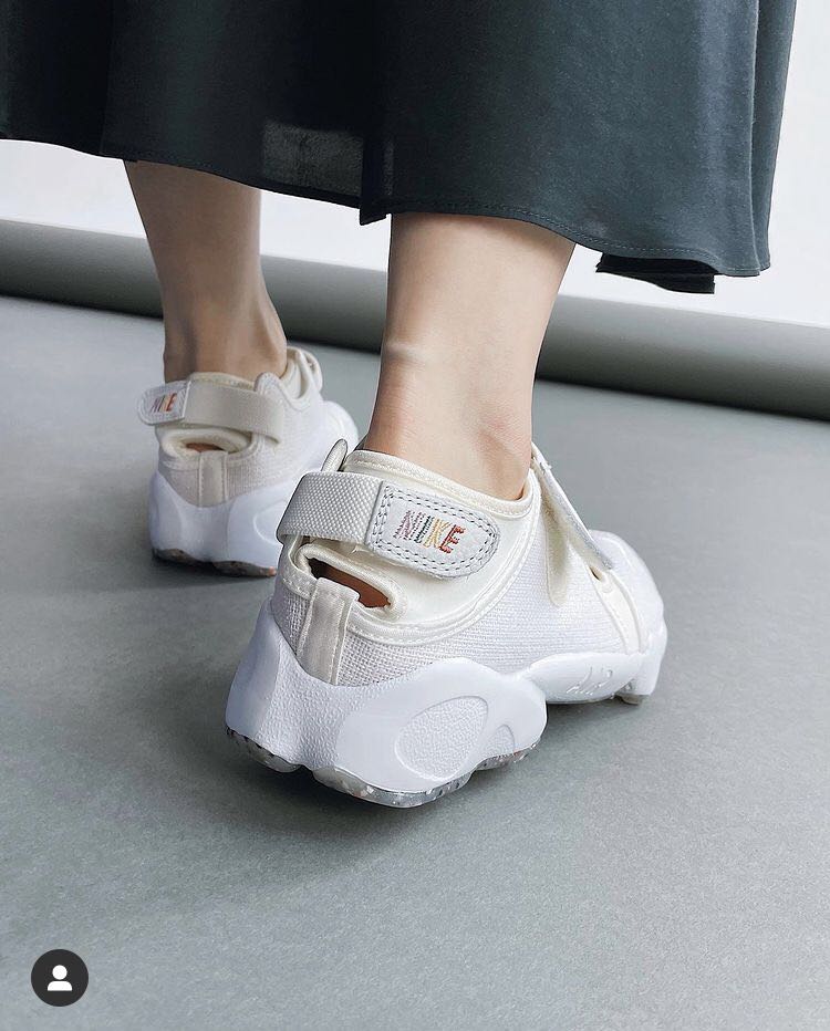 Nike Air Rift 忍者鞋限定色米白25號, 她的時尚, 鞋, 運動鞋在旋轉拍賣