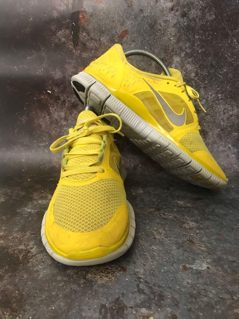 Yellow discount nike runners