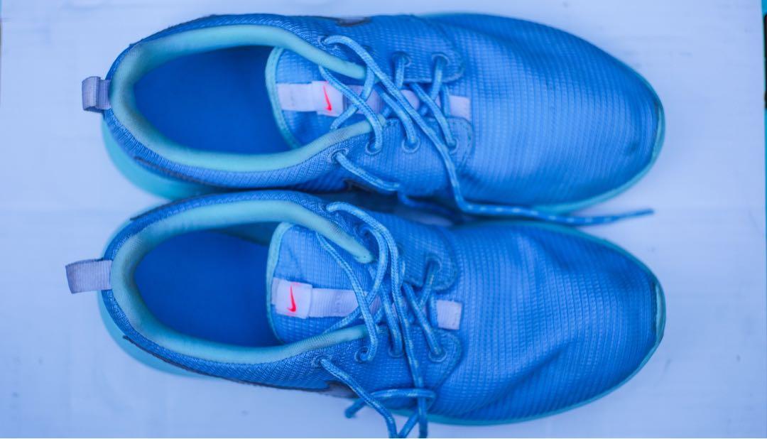 Original w/box Nike Roshe One 6Y (GS) (Category: Activewear) located in Quezon City. Submitted by chicolove (Listing ID 1084297964, Image 2). Description: Size : 6Y ( Girls Size) Barely used. Decluttering used but not abused items. Shipping fee on top Booking arrangement via Lalamove or Grab c/o Buyer 📌 Shipping from Novaliches, Quezon City near SnR Commonwealth .