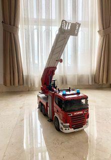 Preloved BRUDER Scania 3590 R-Series Fire Engine Water & Sound / Truck