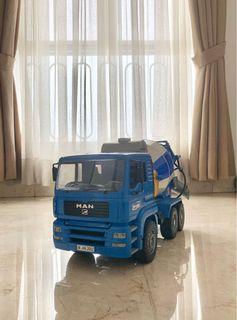 Preloved BRUDER Truck Cement / Mainan Truk Semen