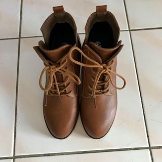 (Category: ) located in . Submitted by secondhandclothesandshoes (Listing ID 1084418264, Image 1). Description: .
