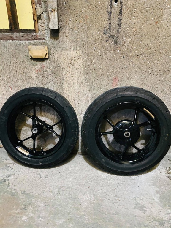 Aerox V2 Stock Mags and Tires, Motorbikes, Motorbike Parts