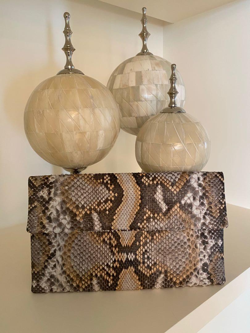Bag (Category: Clutches) located in Kuala Lumpur. Submitted by radeli (Listing ID 1084513021, Image 3). Description: Beautifully handcrafted from real phyton skin, it’s durable and flexible leather. Elegant and luxuriously fashion statement! If you do not want to compromise on style, this one is for you! 100 free postage in Wilayah Perseketuan. DM for more enquiries.