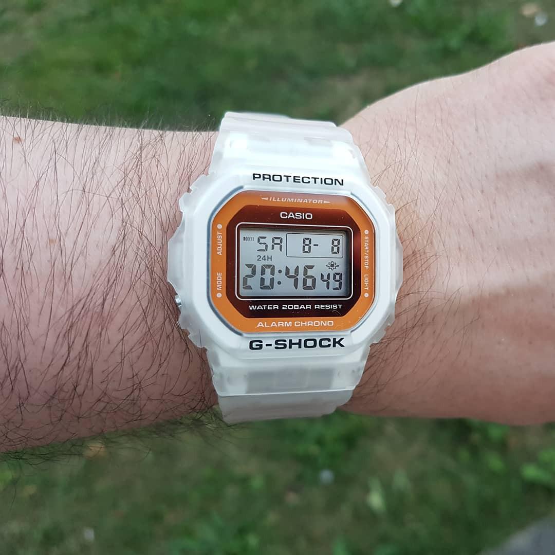 G shock top petak putih