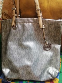 (Category: ) located in . Submitted by aika_preloved (Listing ID 1084538905, Image 1). Description: .