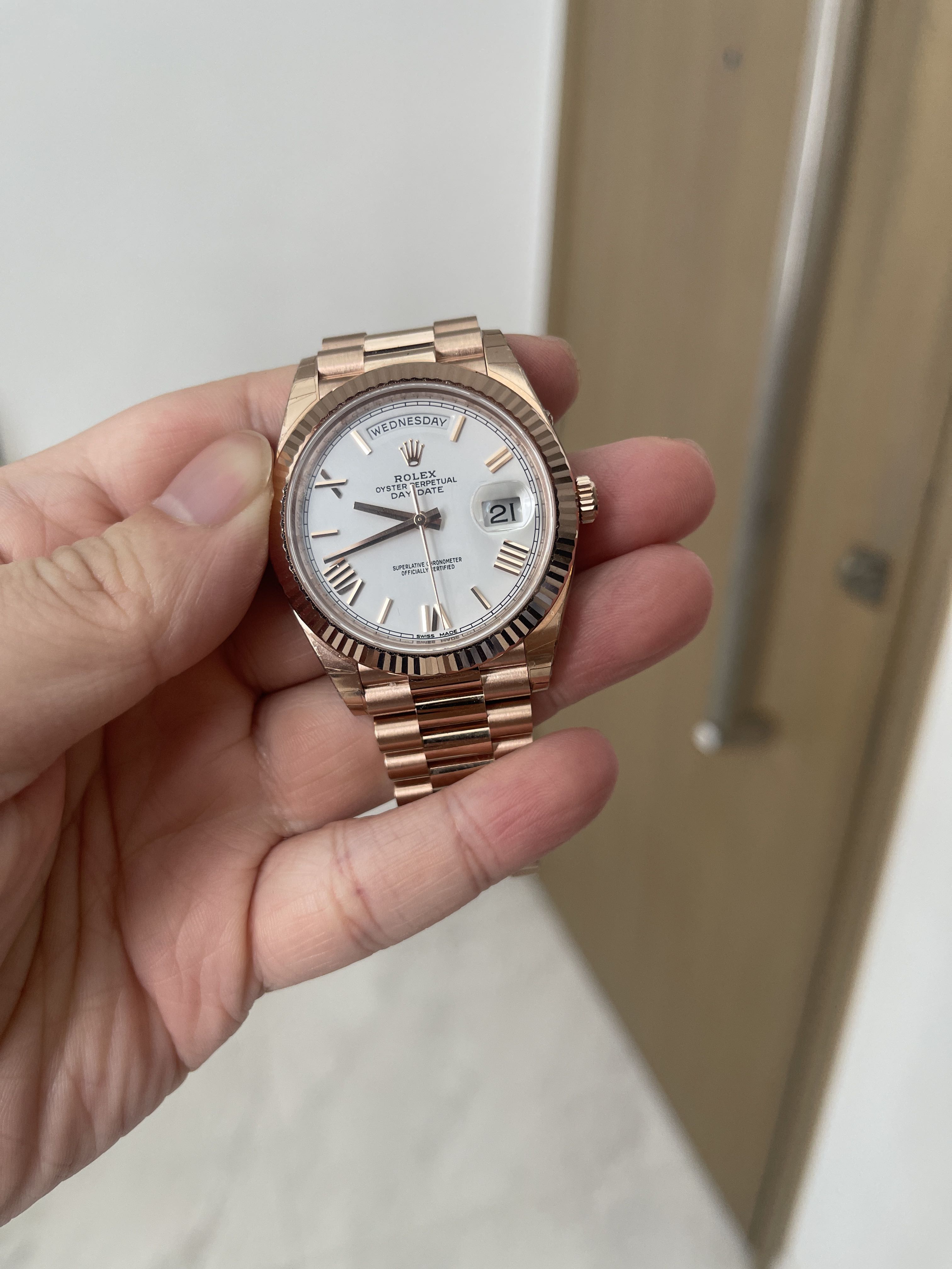 Rolex day date rose gold white dial deals