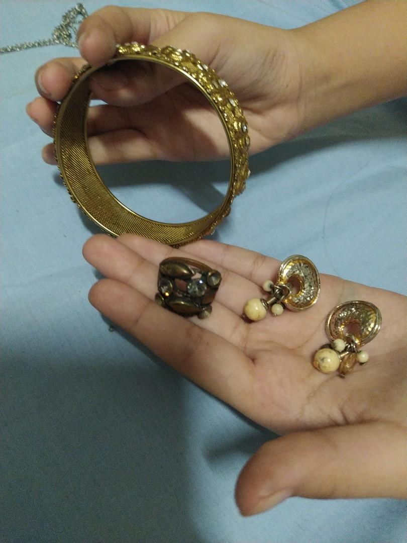 Accessories bundle (Category: Necklaces) located in Quezon City. Submitted by declutteringempress (Listing ID 1079275414, Image 3). Description: vuc assorted 1 long necklace needs repair all others are in vuc.