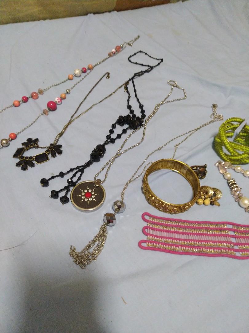 Accessories bundle (Category: Necklaces) located in Quezon City. Submitted by declutteringempress (Listing ID 1079275414, Image 1). Description: vuc assorted 1 long necklace needs repair all others are in vuc.