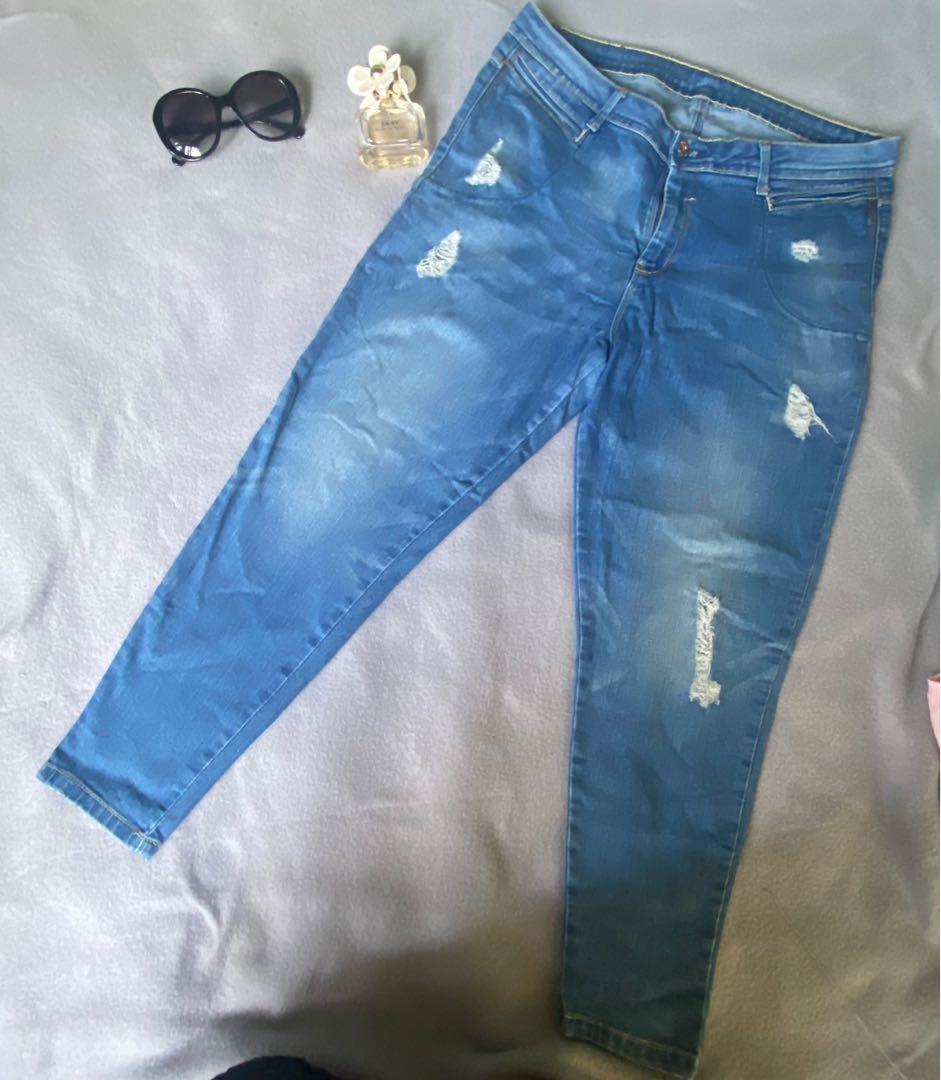 Jeans Bench 36 (Category: Jeans) located in Quezon City. Submitted by chinity (Listing ID 1079225167, Image 1). Description: With small stain (see pic) .