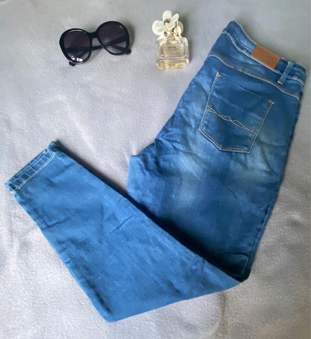 Jeans Bench 36 (Category: Jeans) located in Quezon City. Submitted by chinity (Listing ID 1079225167, Image 2). Description: With small stain (see pic) .