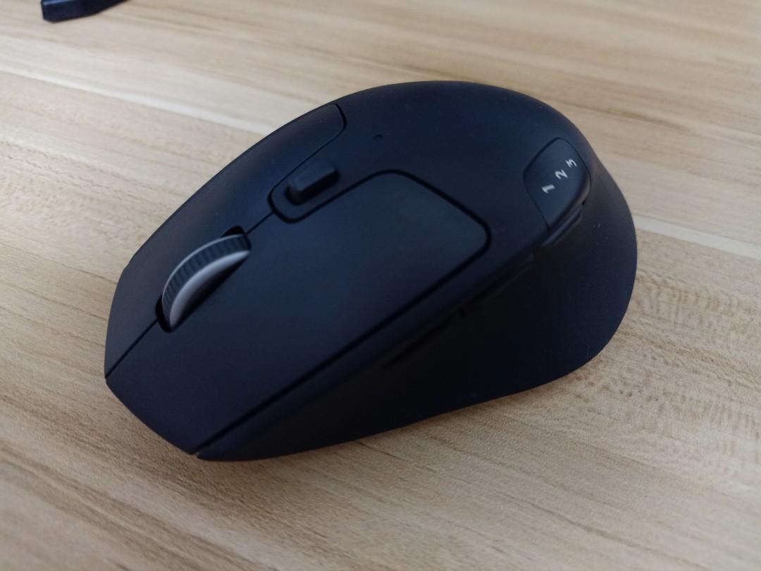 Logitech wireless mouse (Category: Mouse & Mousepads) located in Bangi. Submitted by dreamst4r (Listing ID 1079162912, Image 3). Description: mouse kesayangan untuk dilepaskan, terasa besar ditangan brand mouse, logitect triathlon beli awal bulan 3, 2021 berminat terus roger.