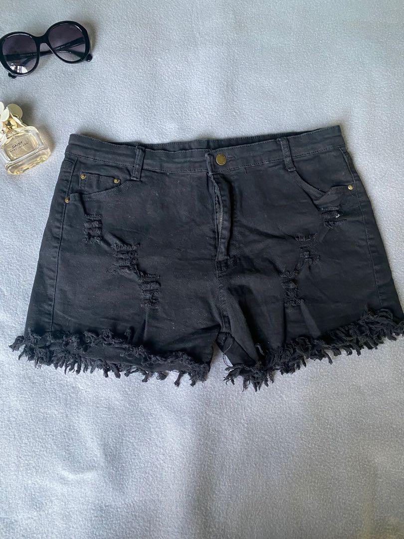 Tattered shorts XL (Category: Shorts) located in Quezon City. Submitted by chinity (Listing ID 1079225637, Image 2). Description: Used once. Waist: 34-36 Length: 12 Stretchy fabric .