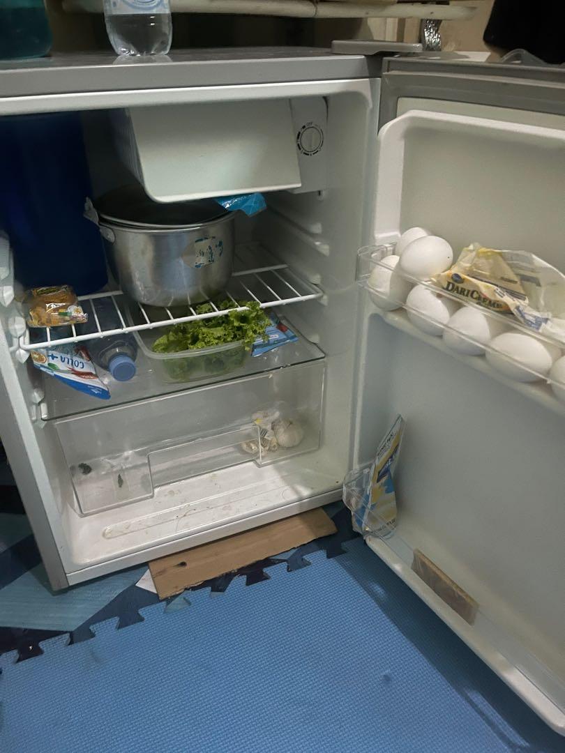 Union UGR 80 2.8 cuft (Category: Refrigerators and Freezers) located in Mandaluyong City. Submitted by ejayborres (Listing ID 1079210768, Image 2). Description: Issue agad konting lamig lang Pero makinis Pagawa niyo na lang Rfs may bago ng ref.