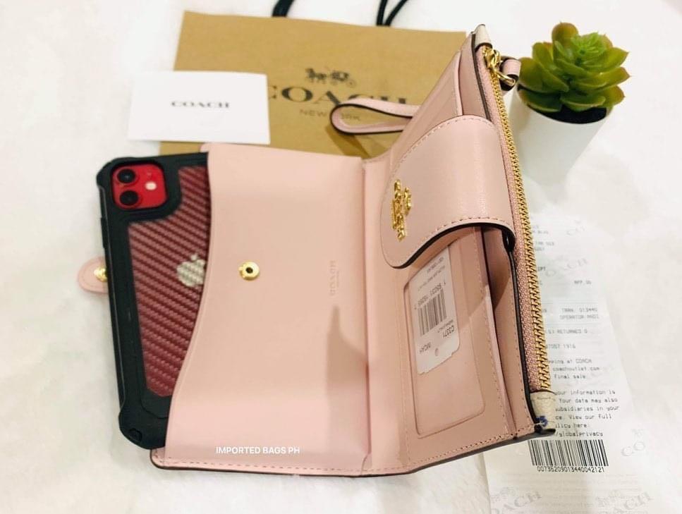 What's in Tech Phone Wallet from Coach ? 