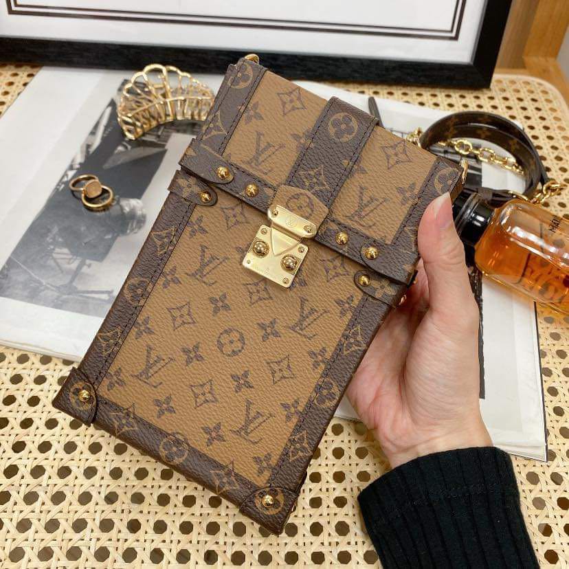 lv vertical trunk pochette