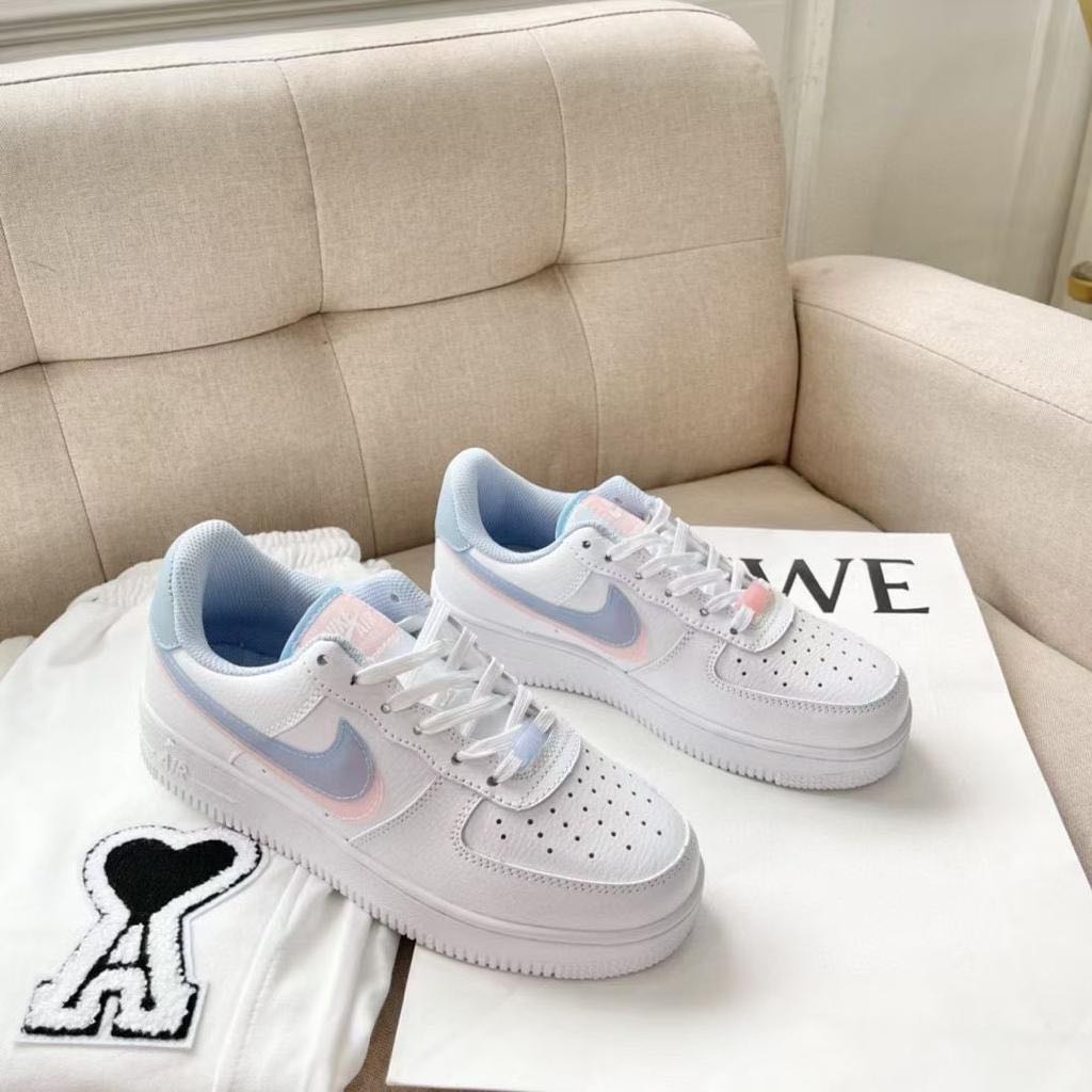 Nike Air Force 1 LV8 GS Double Swoosh White Armory Blue Pink CW1574-100,  名牌, 服裝- Carousell