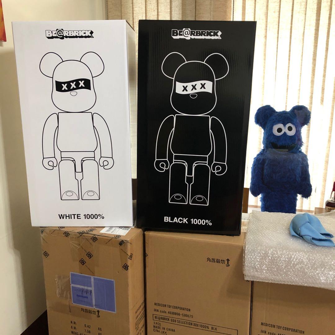 Bearbrick God selection XXX 1000% 黑色+白色, 興趣及遊戲, 玩具與