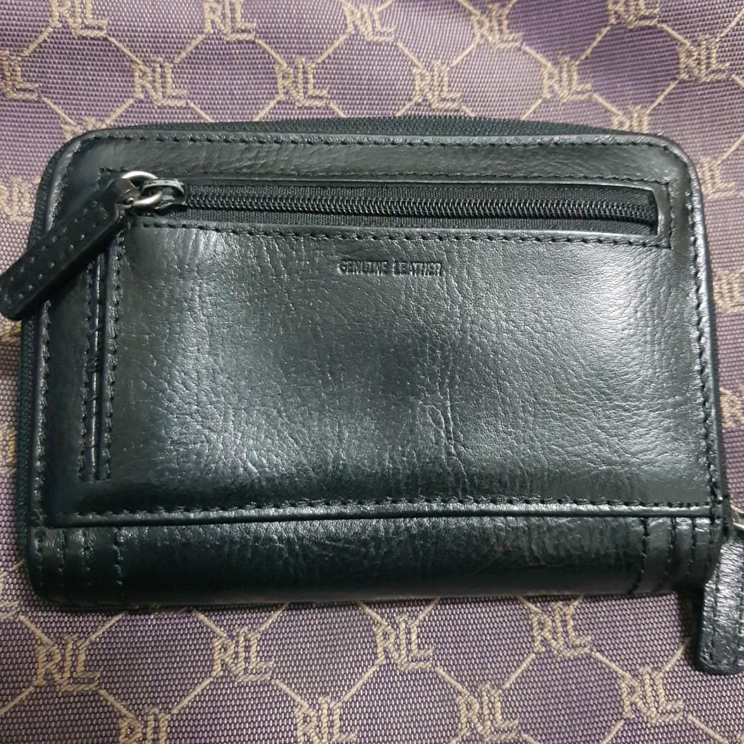 Fossil bi-fold wallet (Category: Wallets & Card holders) located in Quezon City. Submitted by maces31 (Listing ID 1079431390, Image 2). Description: Fossil wallet in good used condition. with two paperbill compartments. repainted due to rubs on some parts. refer to photos. message me your offer. 😊 mop: Gcash or bank transfer shipping fee shouldered by buyer..