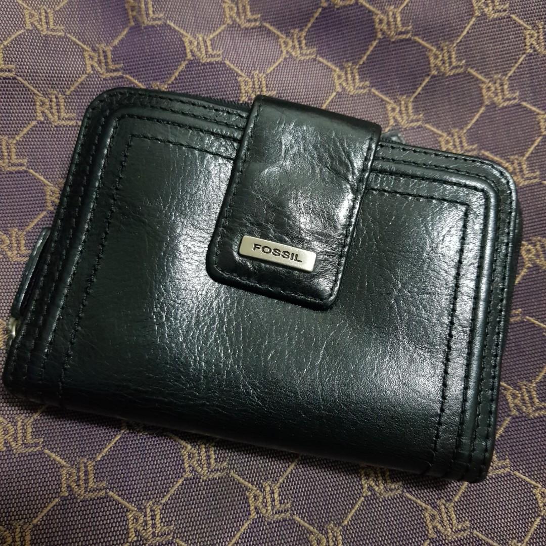 Fossil bi-fold wallet (Category: Wallets & Card holders) located in Quezon City. Submitted by maces31 (Listing ID 1079431390, Image 1). Description: Fossil wallet in good used condition. with two paperbill compartments. repainted due to rubs on some parts. refer to photos. message me your offer. 😊 mop: Gcash or bank transfer shipping fee shouldered by buyer..