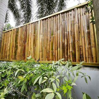 Natural Bamboo Fence Enclosed In Tabular Steel Frame
Polyurethane Topcoat; Treated with Boysen Xyladecor