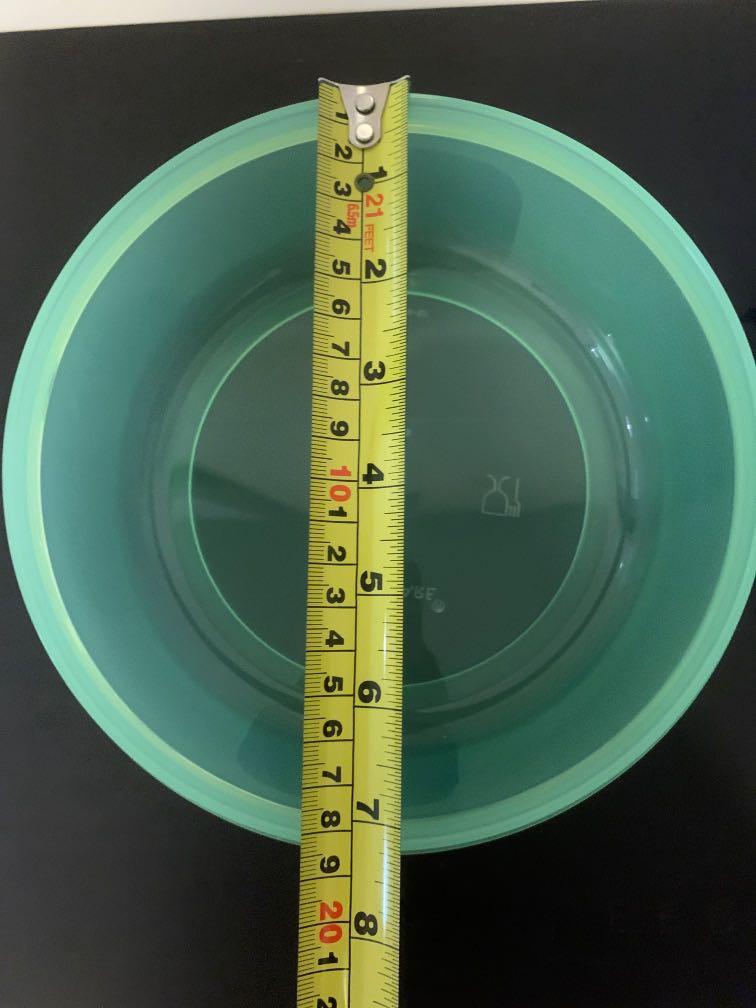 Tupperware round container (Category: Food Organisation & Storage) located in Singapore. Submitted by simplecicada (Listing ID 1079481496, Image 2). Description: Self collect only..