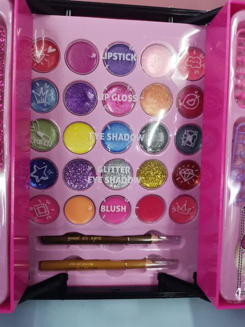 New Makeup Vanity Kit (Category: Makeup) located in Quezon City. Submitted by tanyachoa (Listing ID 1079578686, Image 2). Description: Size: 25x24x28cm Weight 1.4 kg.