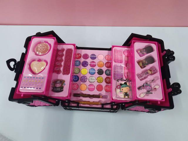 New Makeup Vanity Kit (Category: Makeup) located in Quezon City. Submitted by tanyachoa (Listing ID 1079578686, Image 1). Description: Size: 25x24x28cm Weight 1.4 kg.