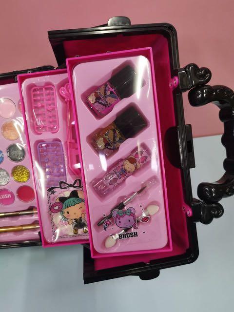 New Makeup Vanity Kit (Category: Makeup) located in Quezon City. Submitted by tanyachoa (Listing ID 1079578686, Image 3). Description: Size: 25x24x28cm Weight 1.4 kg.