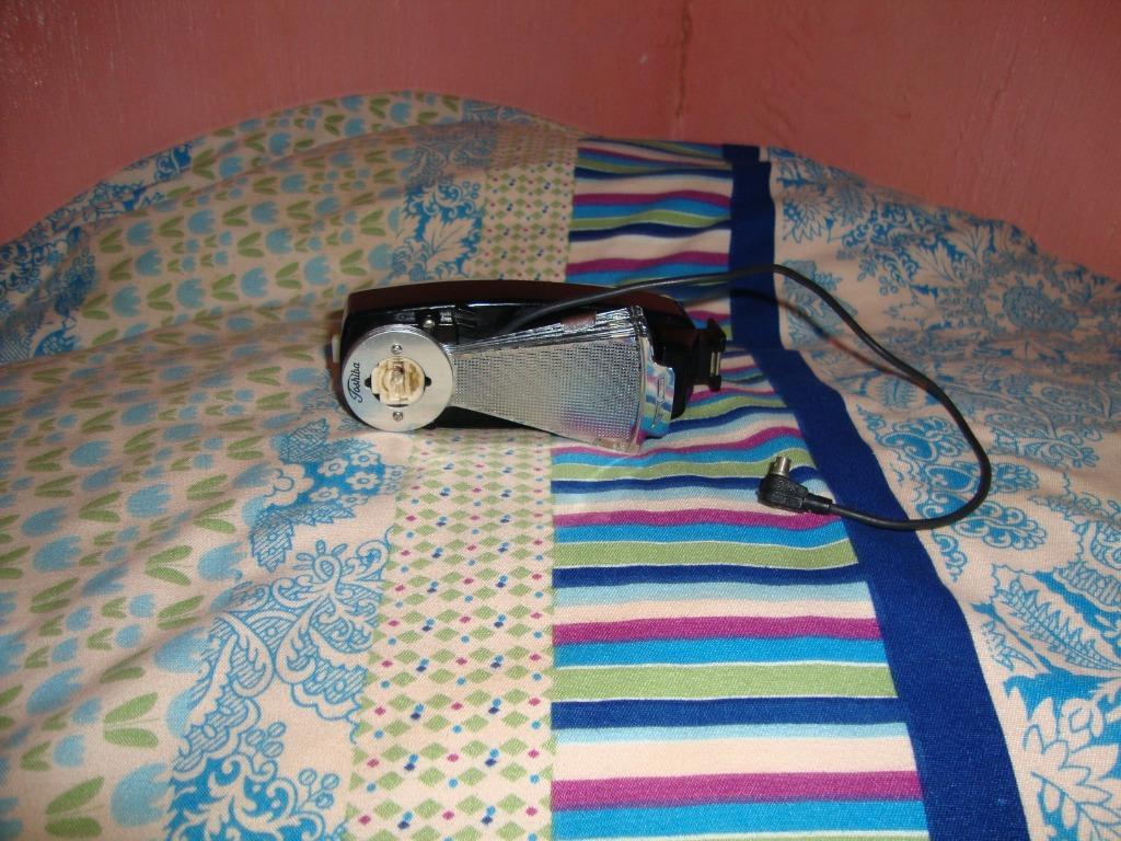 Vintage Flash Toshiba made (Category: Flashes) located in Manila. Submitted by parokya_ni_edgar (Listing ID 1079646141, Image 3). Description: -Untested -without bulb -as is with leather case.