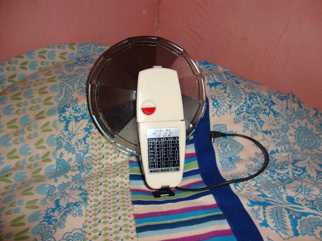 Vintage Flash Toshiba made (Category: Flashes) located in Manila. Submitted by parokya_ni_edgar (Listing ID 1079646141, Image 2). Description: -Untested -without bulb -as is with leather case.