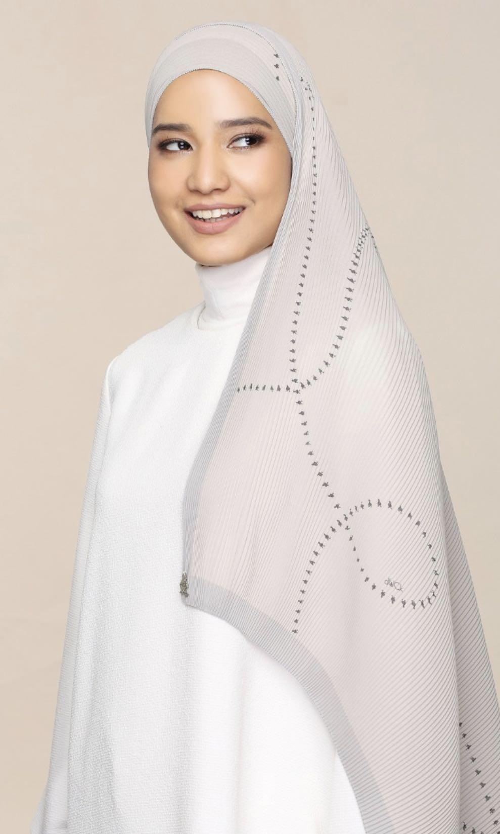 Pleated printed shawl Clearance