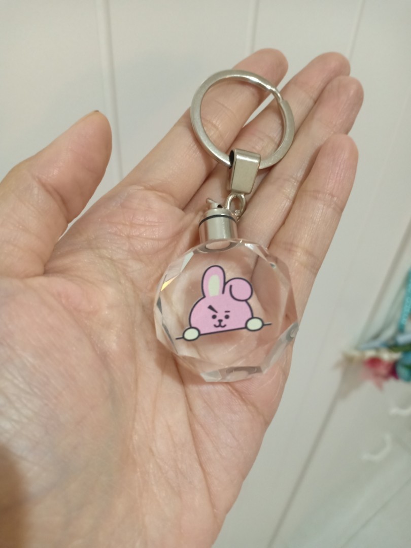 Gantungan kunci CHOOKY BTS BT21 Kaca akrilik, K-Wave di Carousell