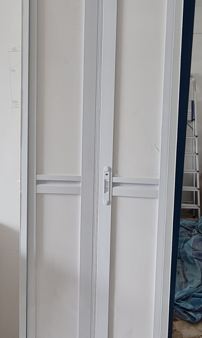 Singapore Home DIY, The center lock of my HDB HIP pvc bifold toilet door  is spoilt