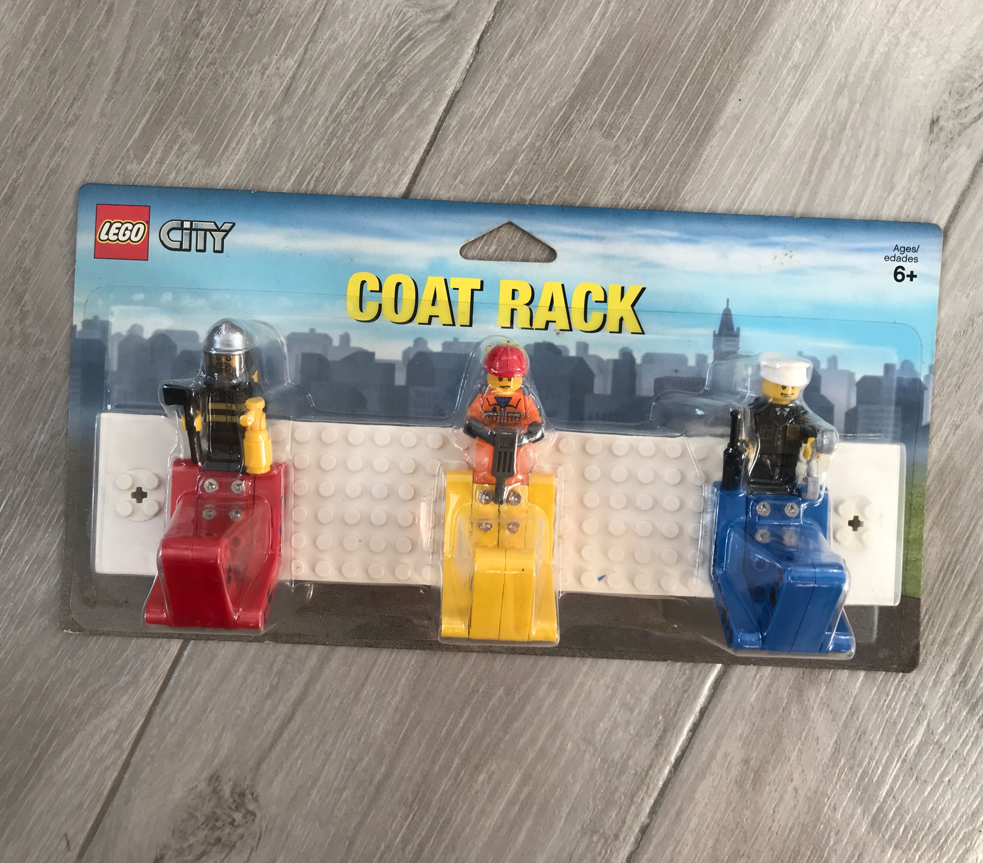 Lego City Coat Rack 掛勾 Minifigure, 傢俬＆家居, 其他, 掛鉤和衣架 Carousell