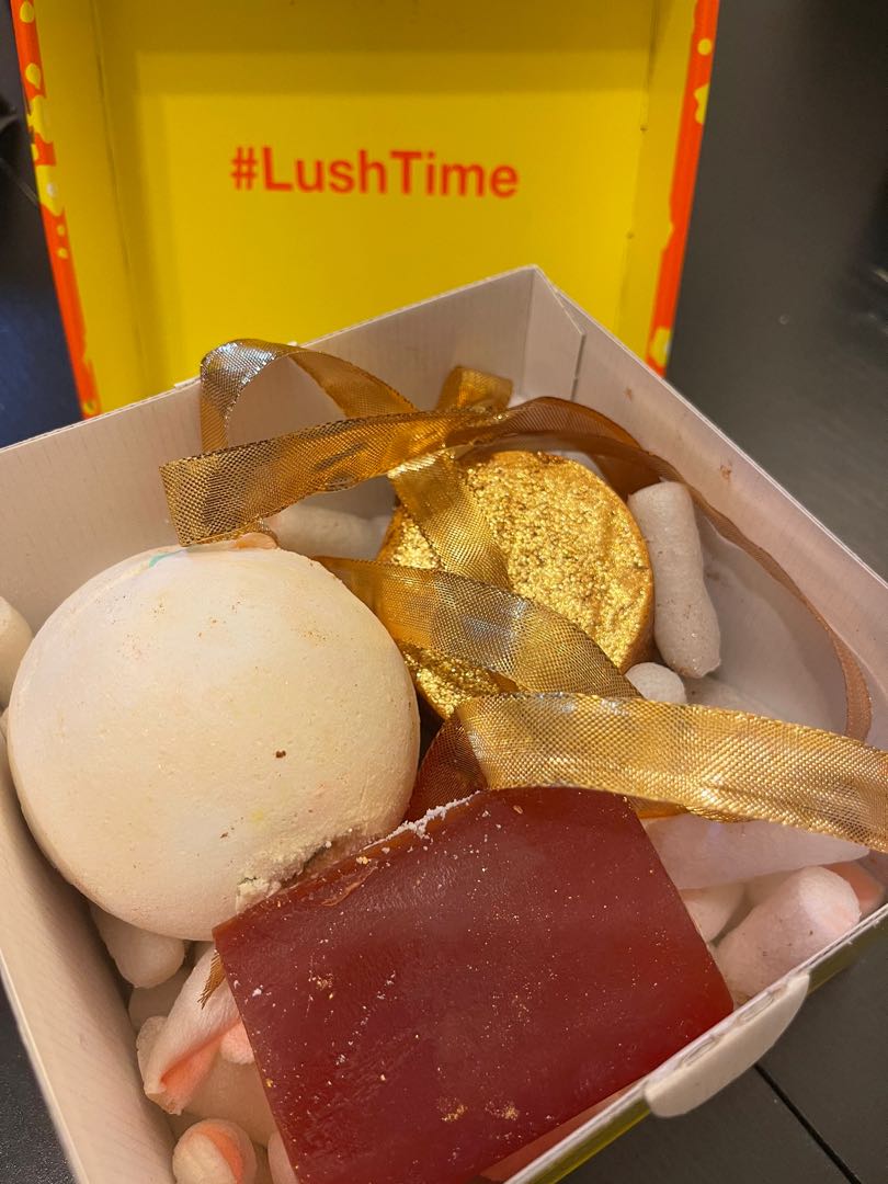 LUSH bath bomb gift set with box and ribbon, 美容＆化妝品, 沐浴＆身體護理, 沐浴及身體護理