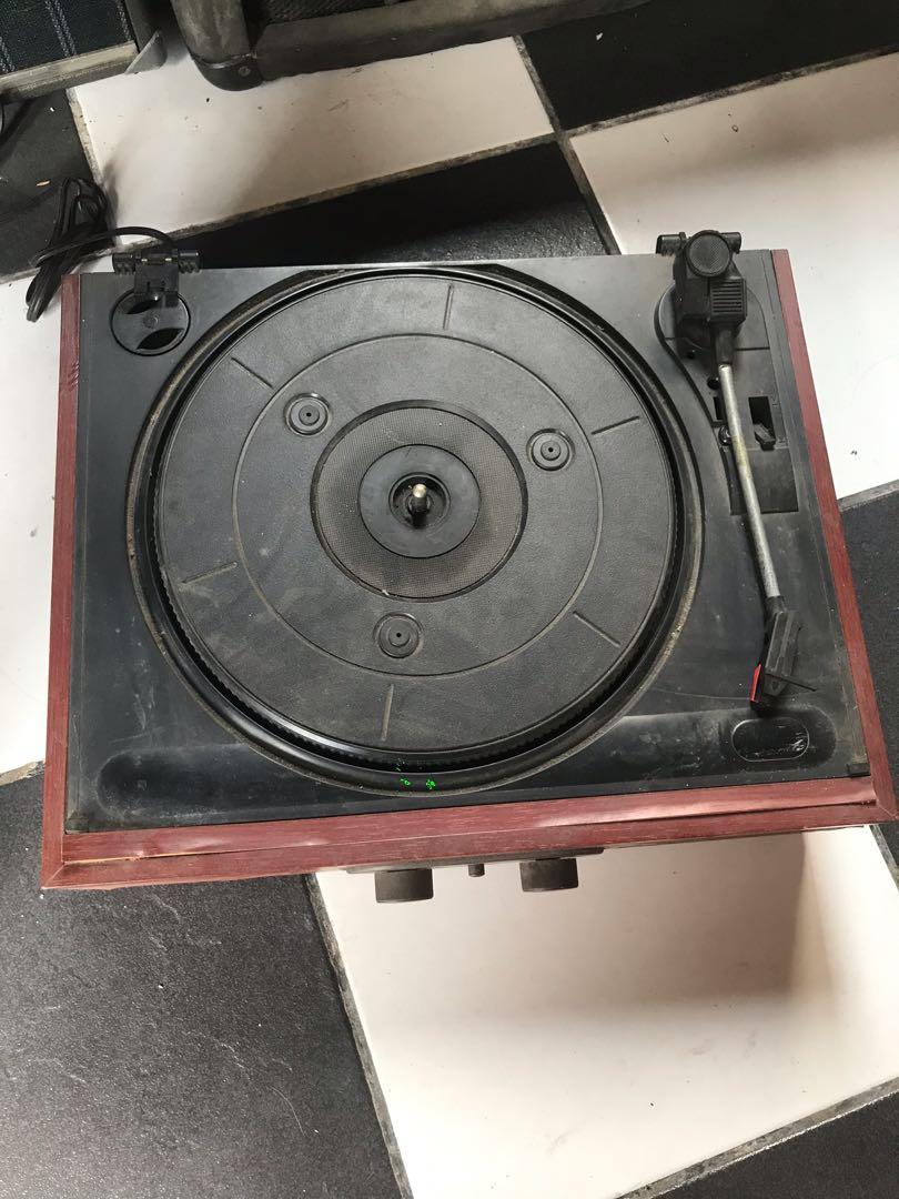 Ma mclelland turntable (Category: Portable Music Players) located in Navotas City. Submitted by mph_thrift (Listing ID 1079798031, Image 1). Description: model ct 3 110v no needle with power no arm handle built in speaker as is.